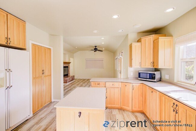 Foto del edificio - 233 Cooper Rd