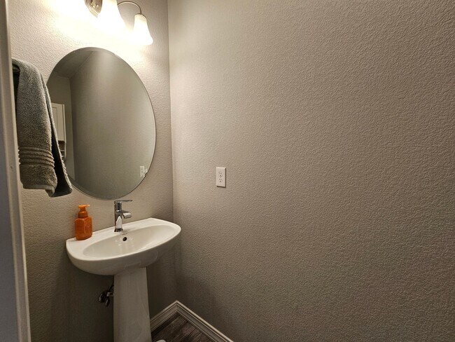 Foto del edificio - Beautiful 5-bedroom, 5-bathroom home in the desirable Banning Lewis Ranch community!