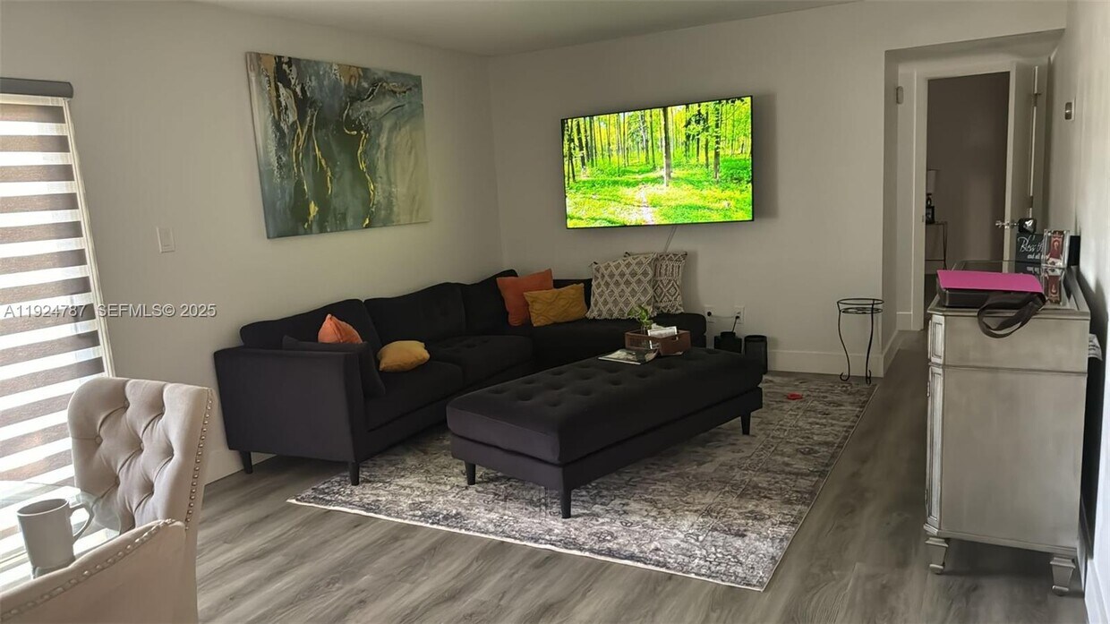 Foto principal - 370 E Laurel Dr