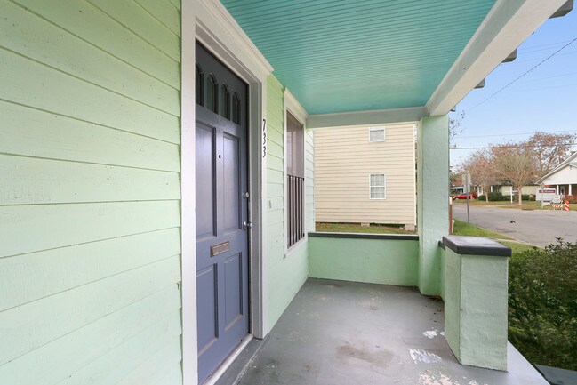 Building Photo - 733 E Waldburg St