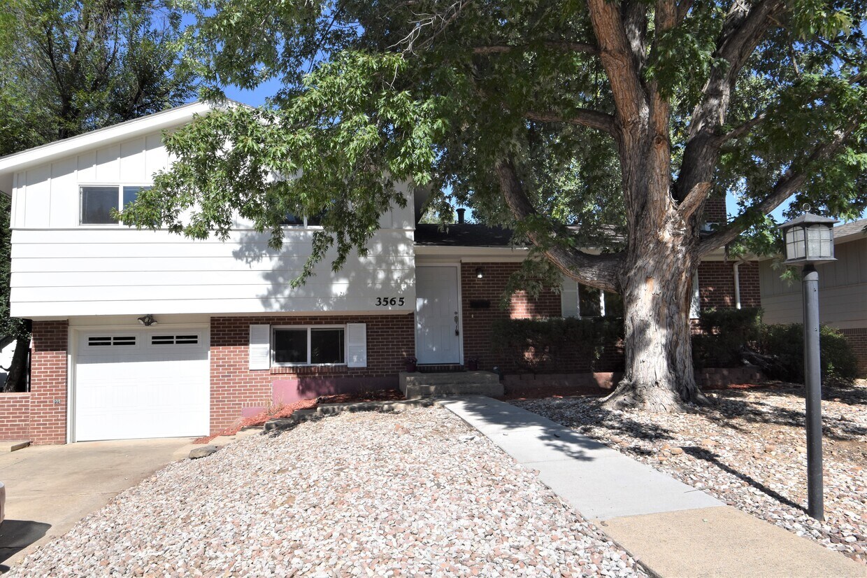Primary Photo - 3565 Moorhead Ave