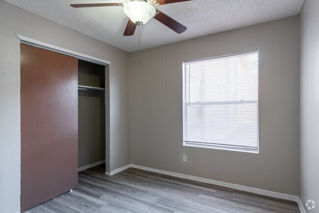 3BR, 2BA y 1000SF, tercer dormitorio - Valley Place Apartments