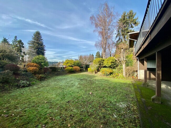 Building Photo - Oversized Normandy park home with Personal...