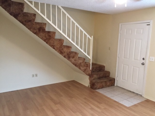 Building Photo - 305 W Pleasant Valley Rd