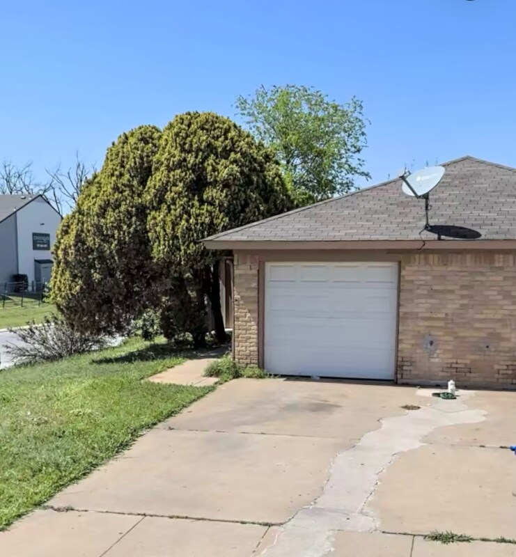 Primary Photo - 2832 Ridgecrest Dr
