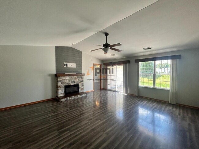 Foto del edificio - 396 Golden Oak Ct