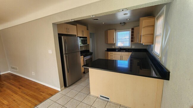 Foto del edificio - 9073 Gillman St