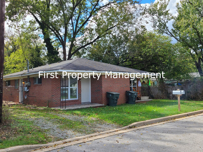 Building Photo - 2-bedroom Duplex