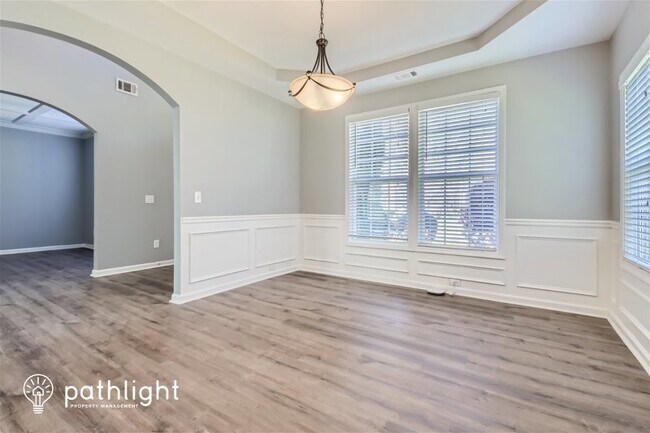 Building Photo - 5412 The Vyne Ave