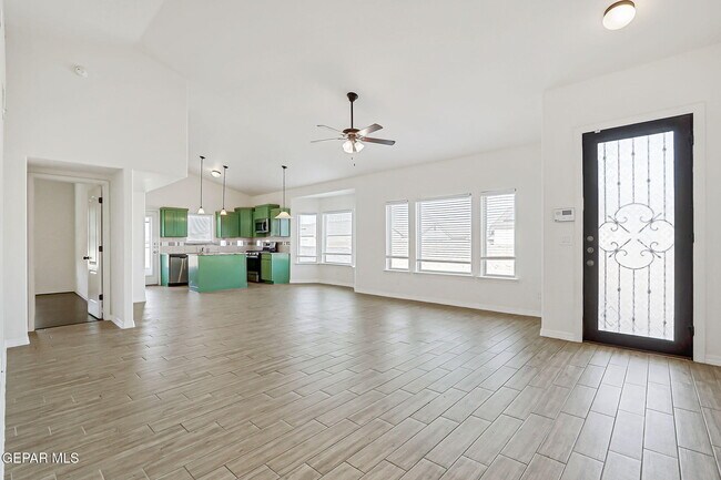 Foto del edificio - 14853 Tierra Escape Ave