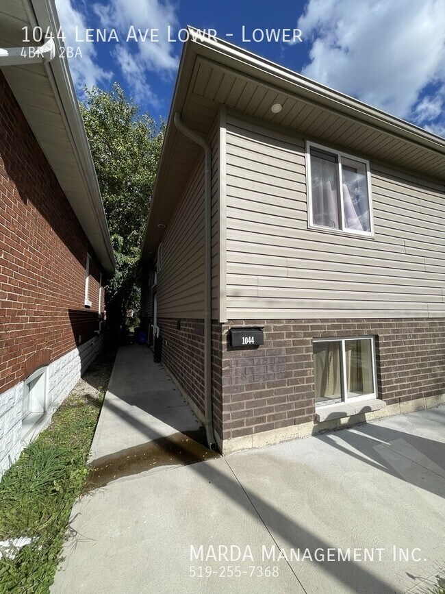 Photo du bâtiment - MODERN 4 BED/2 BATH LOWER UNIT- WEST END + 50% OF UTILITIES