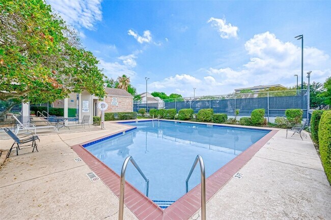 Foto del edificio - 7950 N Stadium Dr