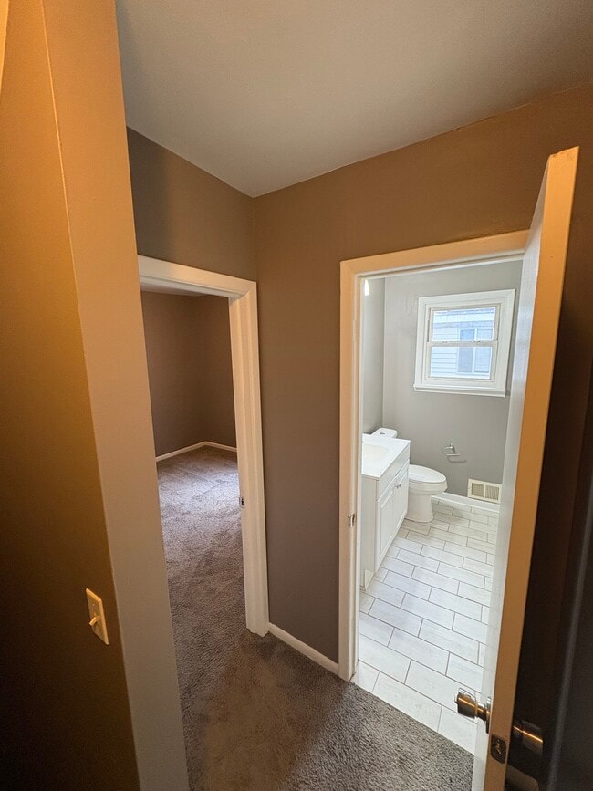 Building Photo - 550 E Beck St