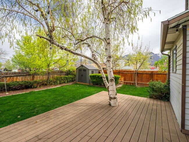 Foto del edificio - Spacious 5-Bedroom Home for Rent in Sandy, UT