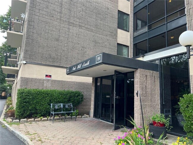 Foto del edificio - 130 Colonial Pkwy