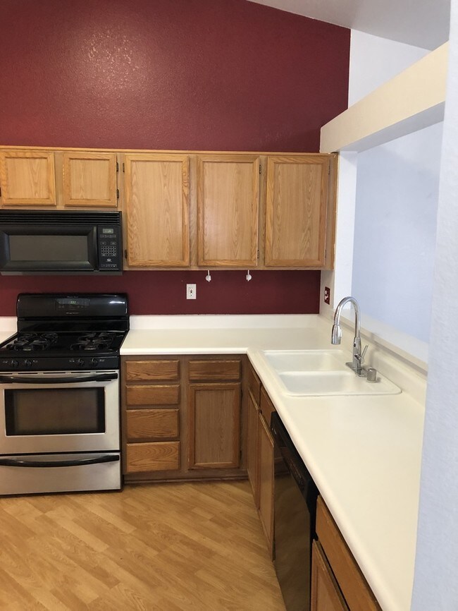 Building Photo - Riverbank 3 Bedroom 2 Bath with office