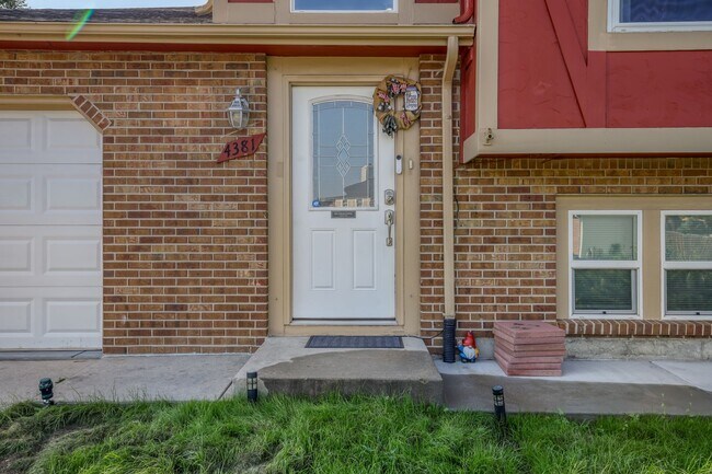 Building Photo - Updated 4 Bed 2 Bath Home Centrally Locate...
