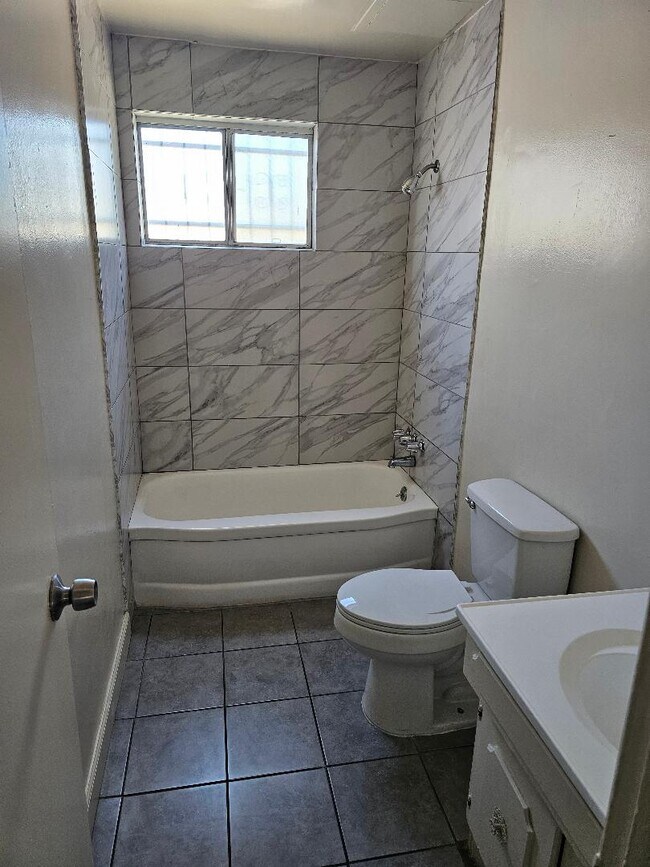 Foto del edificio - 1647 W 226th St