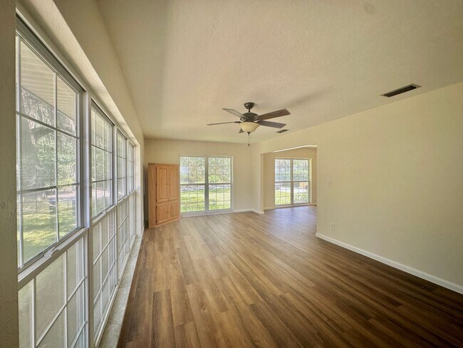 Foto del edificio - Spacious 4-Bedroom Home with Pool on Half ...