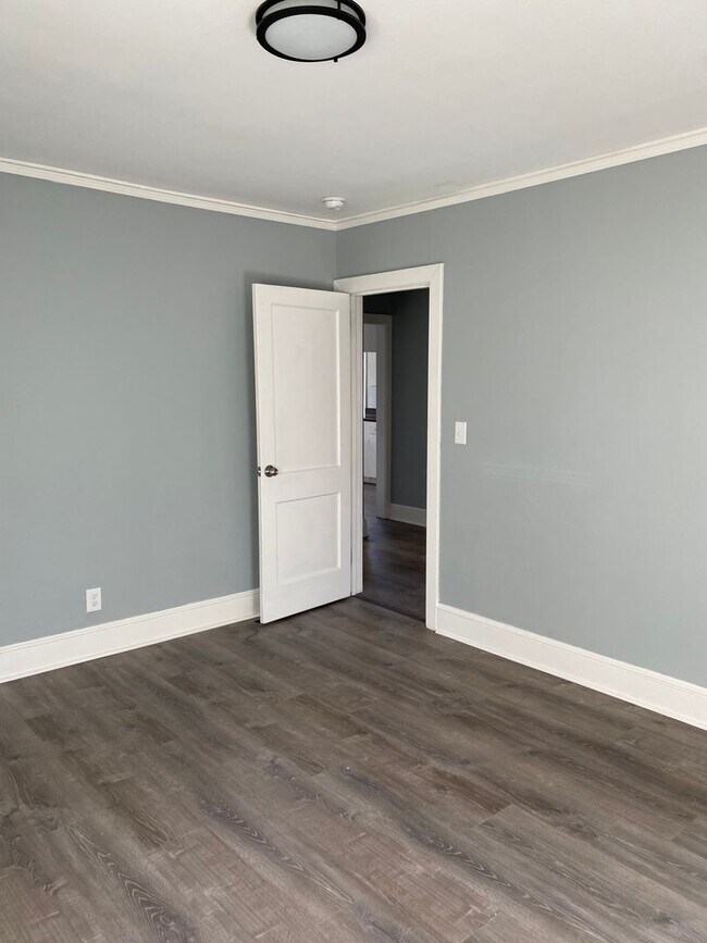 Foto del edificio - 2 Bedroom 1 Bathroom recently renovated ho...