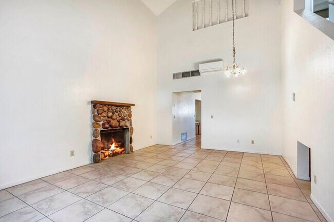 Building Photo - Townhouse- 2 Bdrm/ 1.5 Bath