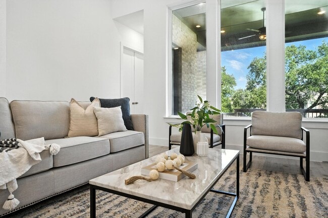 Building Photo - 220 Corazon