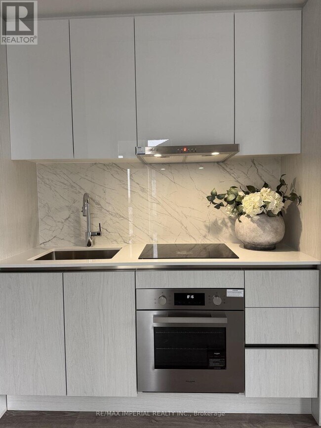 Building Photo - 180 Front St E