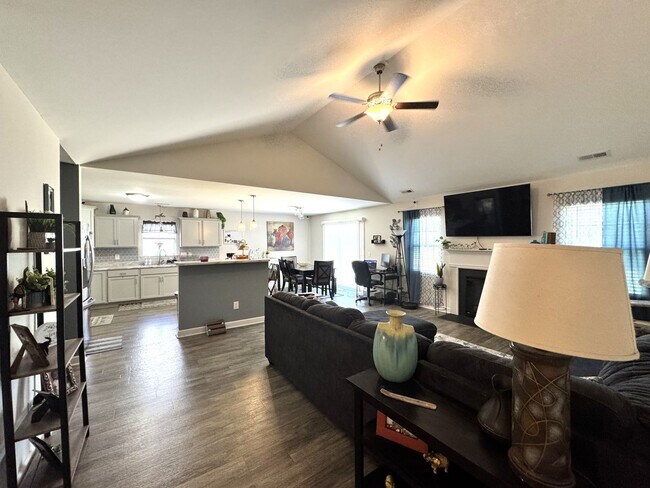 Foto del edificio - Beautiful home! Convenient to the city with all shopping!