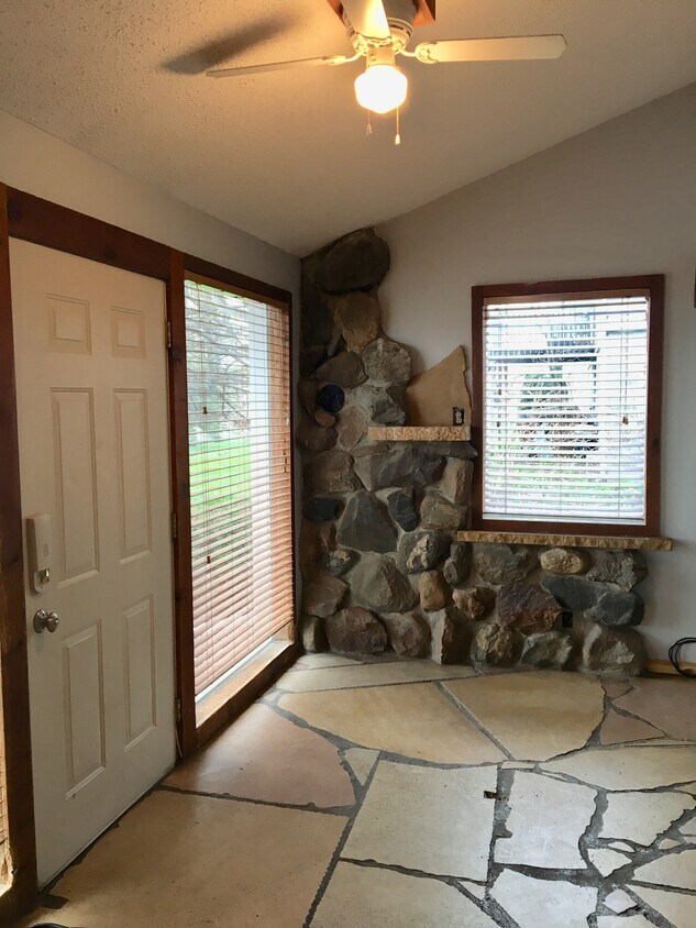 Entry foyer - 1159 5th Ave SW