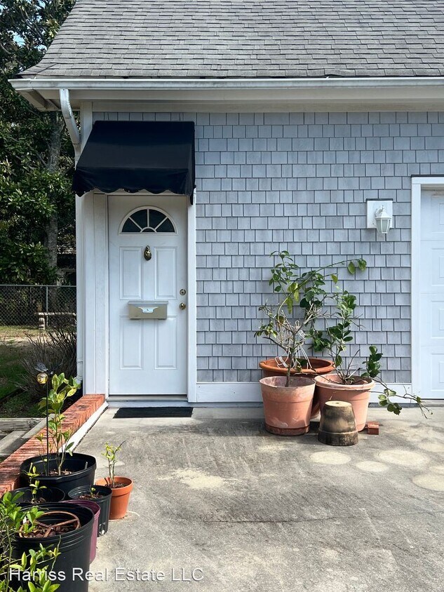 Primary Photo - 1 br, 1 bath House - 2421 MIDDLE SOUND LOO...