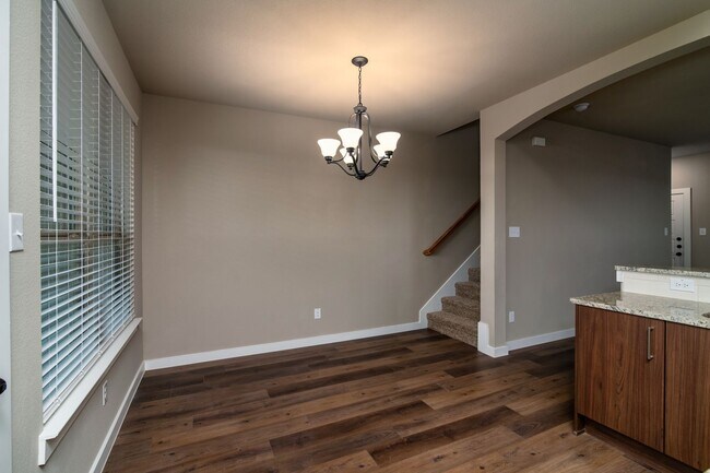 Foto del edificio - GORGEOUS 3 BEDROOM 2.5 BATH DUPLEX LOCATED...