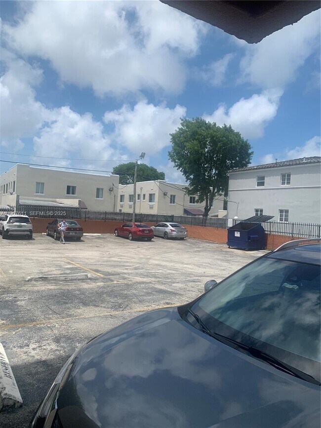 Foto del edificio - 677 SW 9th Ave