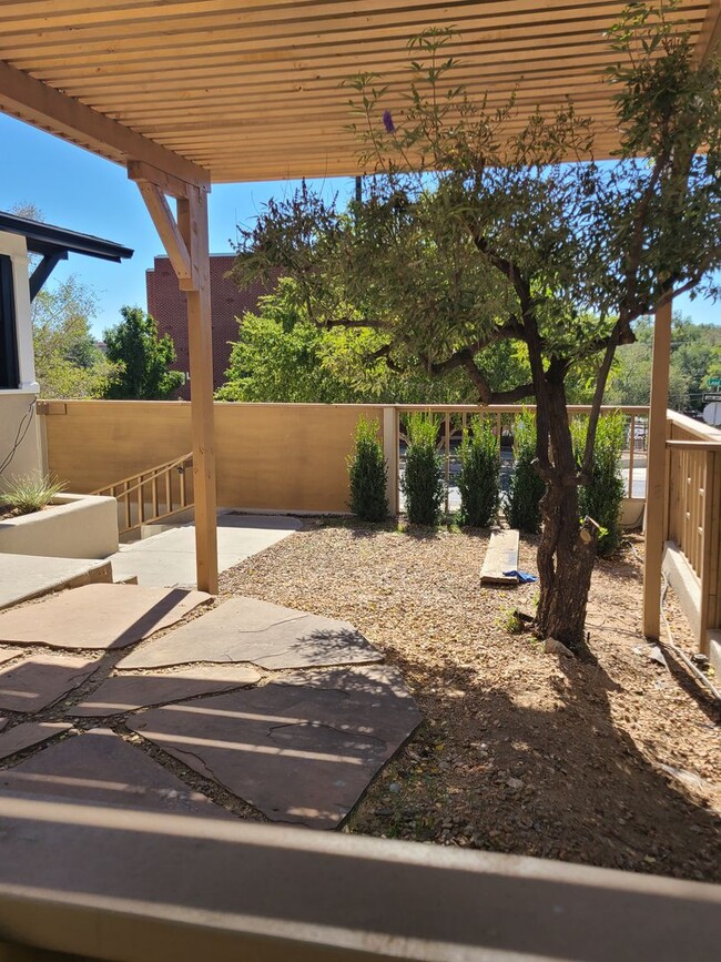 Building Photo - 2BR/2BA Apartment Near UNM/Presbyterian CO...