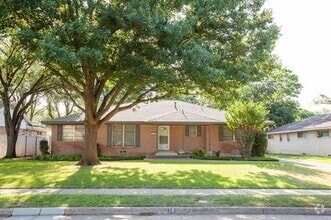 Building Photo - 118 N Lois Ln