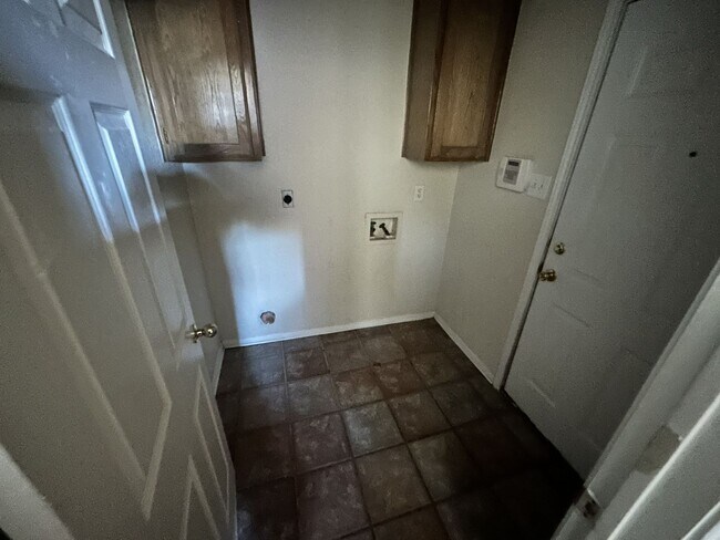 Foto del edificio - 3 bedroom 2 bath 2 car garage home for rent