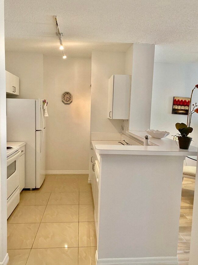 Building Photo - 720 S Sapodilla Ave