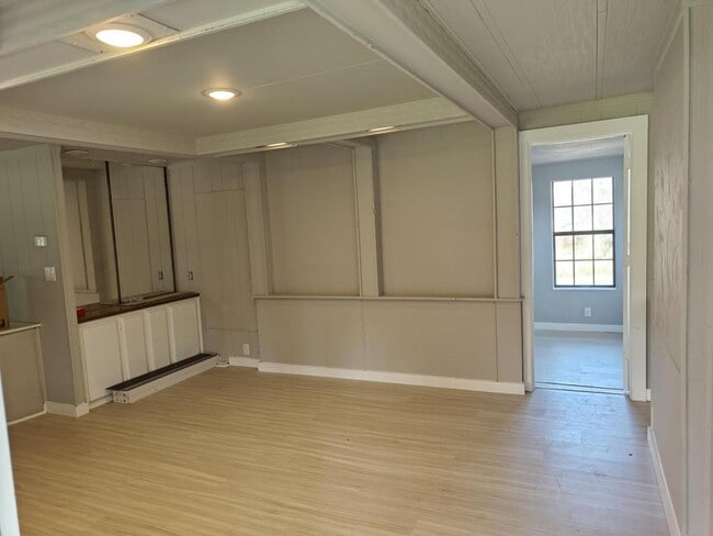 Building Photo - 307 W Gentry St