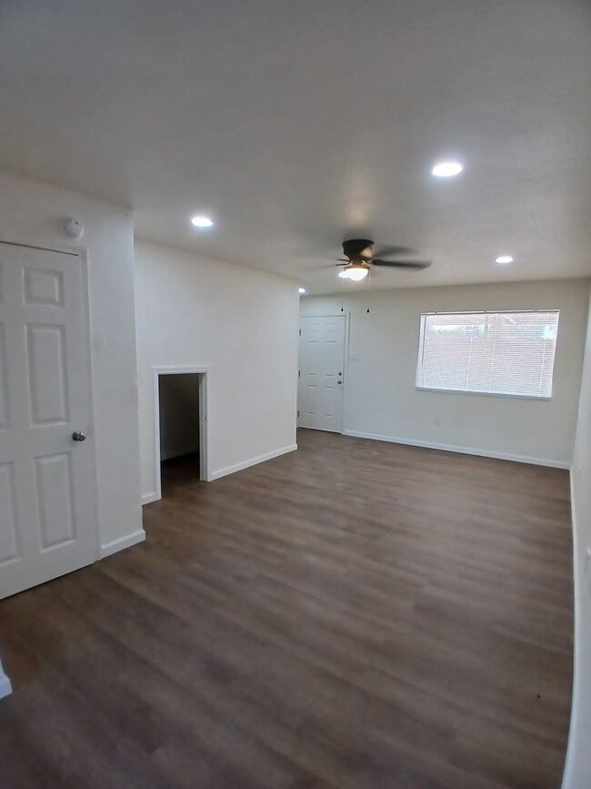 Foto del edificio - 305 N Lake Ave