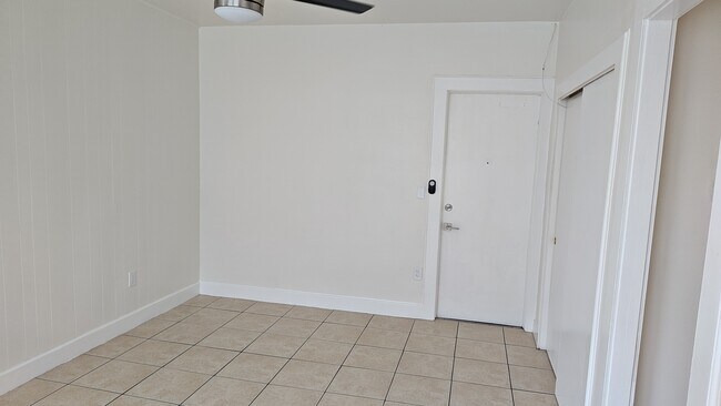 Building Photo - Royal Palm 2002