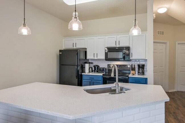 Building Photo - 1000 Las Fuentes Dr
