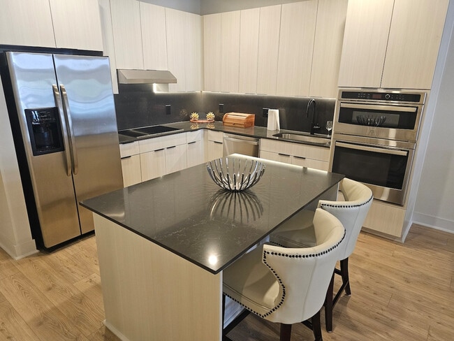 Building Photo - 2137 Pelham Dr