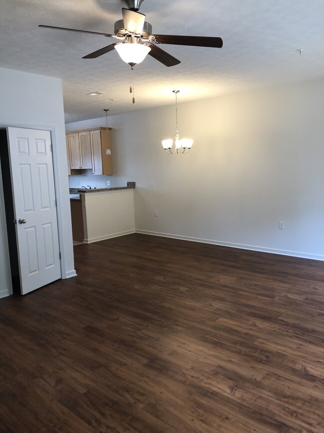 Building Photo - Two Master Suite Apartment Townhoue