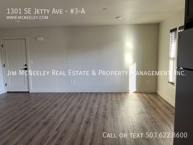 Building Photo - Third level 2 bed/ 1 bath w/ 1 Assigned Pa...