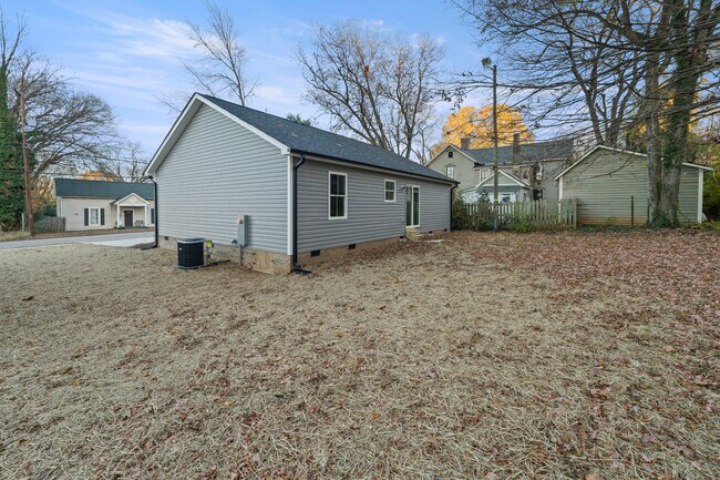 Building Photo - 517 W Cemetery St