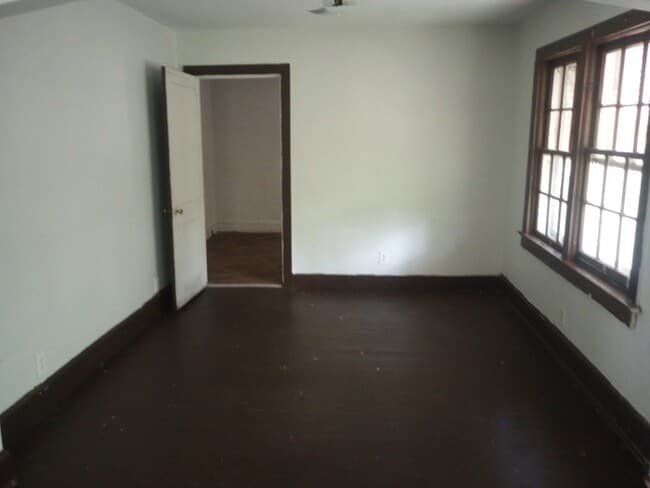 Building Photo - 3 Bedroom 1 Bathroom