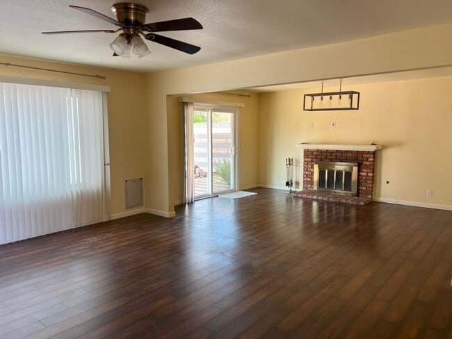 Foto del edificio - Bright and Sunny 3 bedroom home in North E...