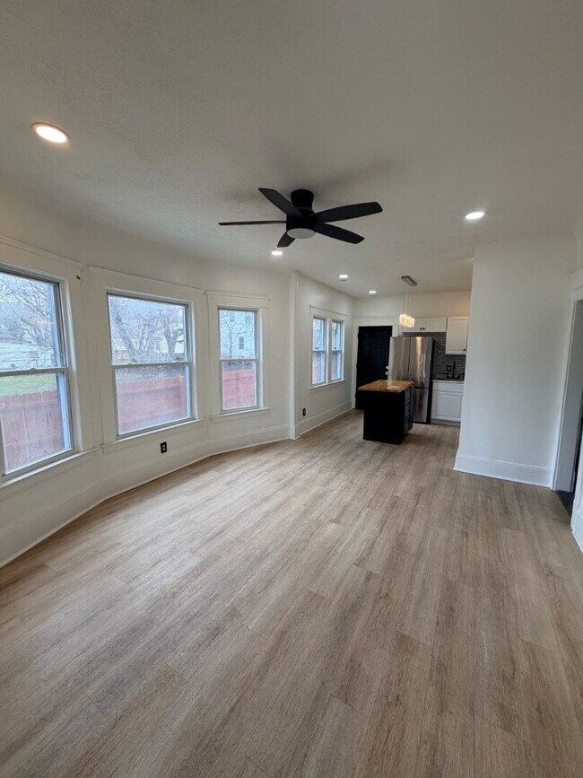 Foto del edificio - Fully Renovated 2-Bed Duplex | Modern Finishes