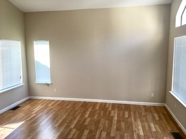 Building Photo - Great 3 bed 2.5 Bath House in Pittsburg w/...