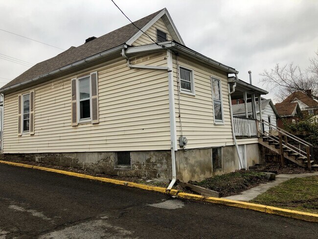 Foto del edificio - 2 Bedroom House in South Park/Greenmont - Available 08/24/2026