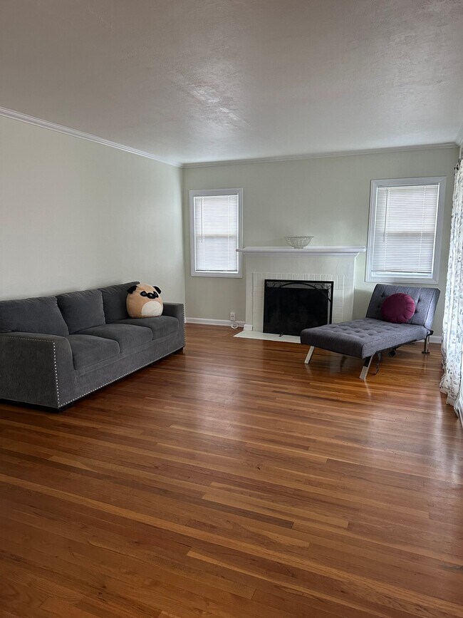 Foto del edificio - 83 E Rosemary Ln